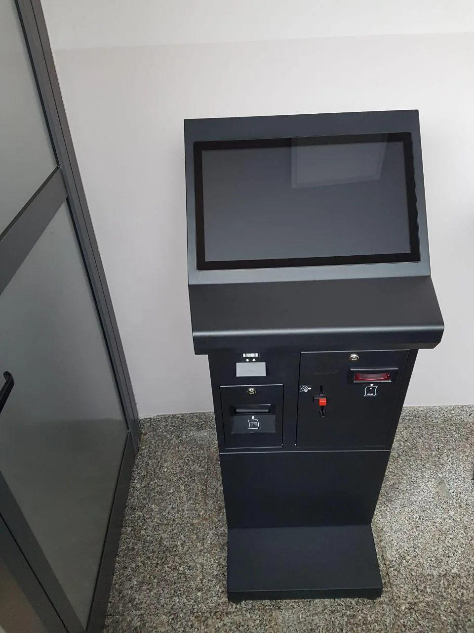 Betting terminal, front view