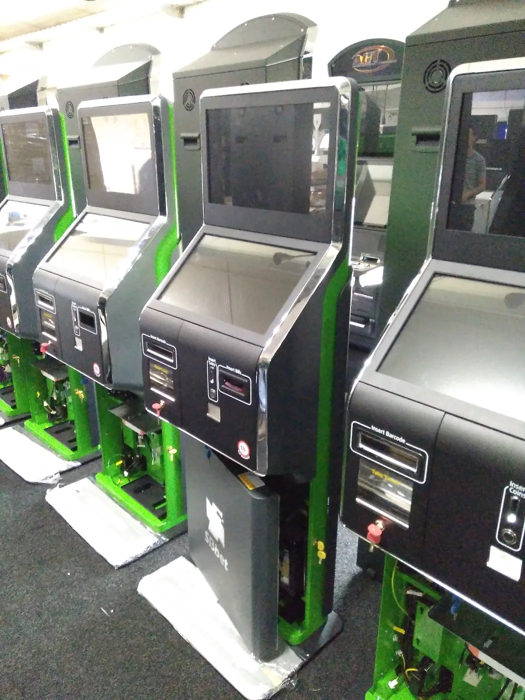 Omax terminals in a green finish