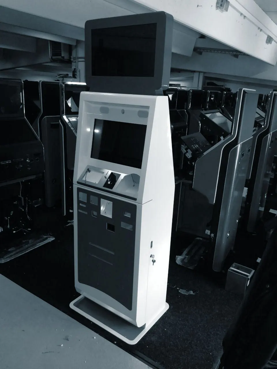 Dual-screen betting terminal