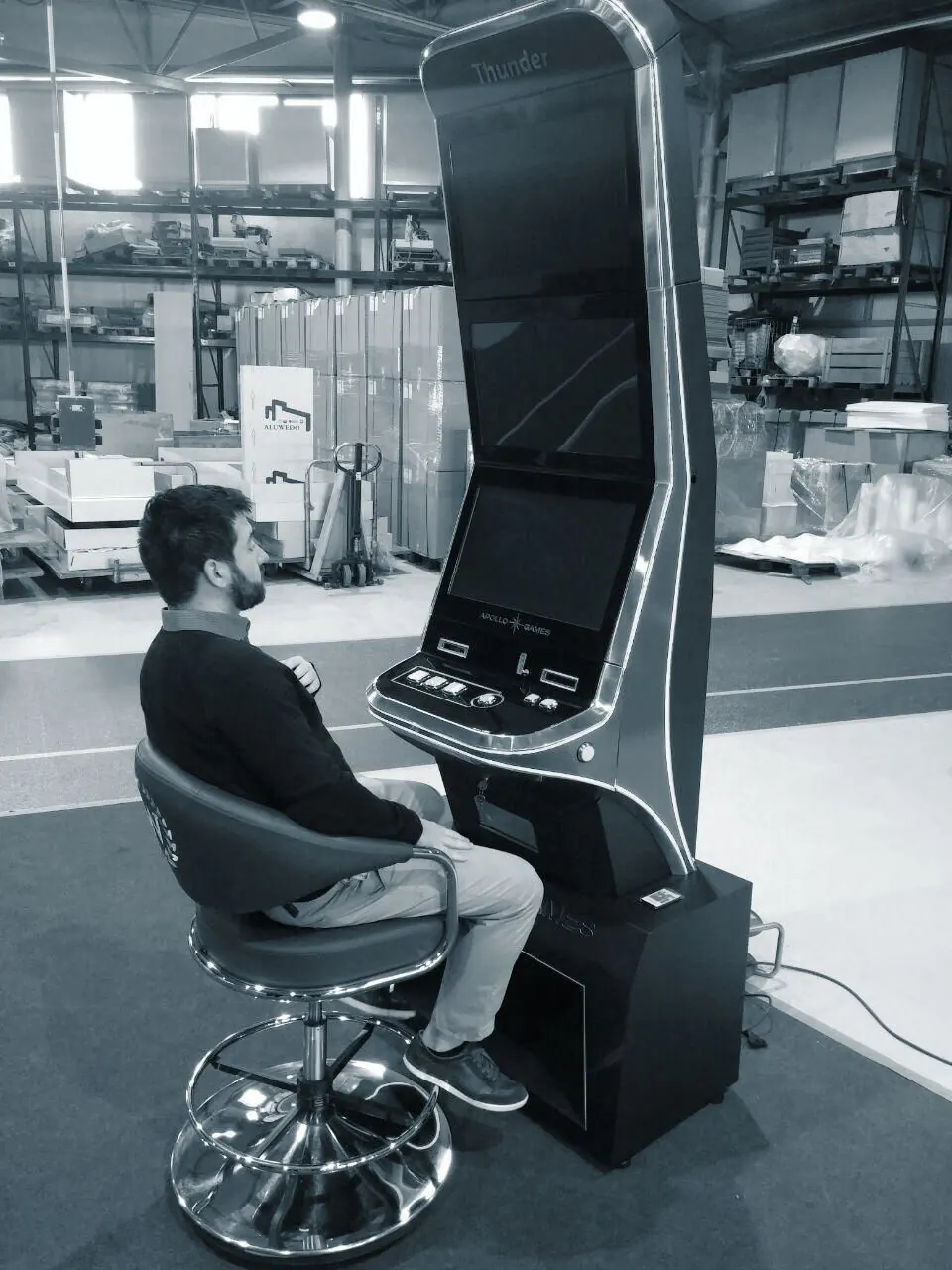 Curved 43-inch cabinet, player test