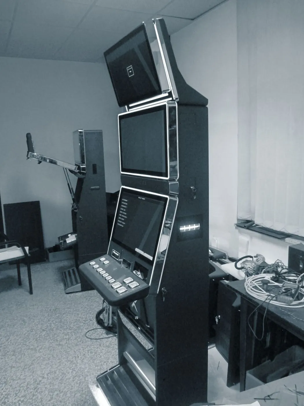 Triple-screen cabinet